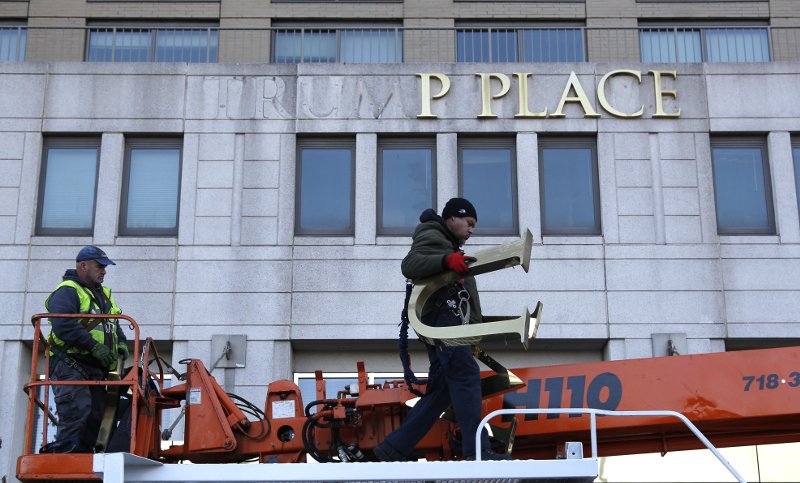Εβγαλαν το όνομα του Τραμπ από κτίρια στο Μανχάταν -Ντρέπονταν οι ένοικοι [εικόνες & βίντεο] | iefimerida.gr 1