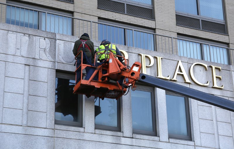 Εβγαλαν το όνομα του Τραμπ από κτίρια στο Μανχάταν -Ντρέπονταν οι ένοικοι [εικόνες & βίντεο] | iefimerida.gr 2