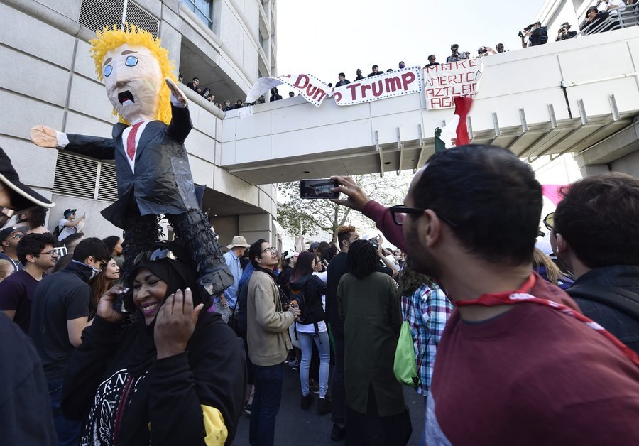 Νέες διαδηλώσεις και επεισόδια κατά του Τραμπ -Εγιναν 5 συλλήψεις [εικόνες] | iefimerida.gr 0