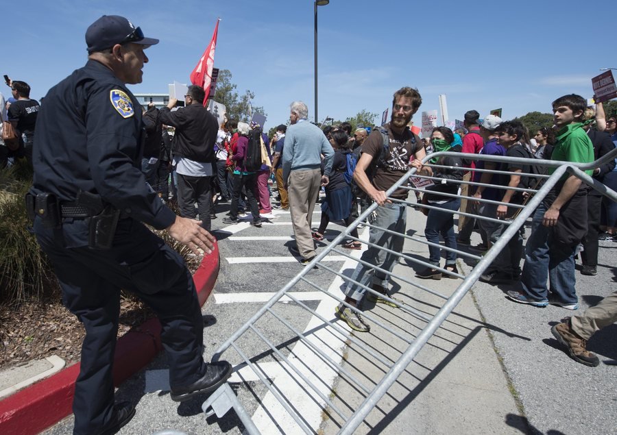 Νέες διαδηλώσεις και επεισόδια κατά του Τραμπ -Εγιναν 5 συλλήψεις [εικόνες] | iefimerida.gr 1