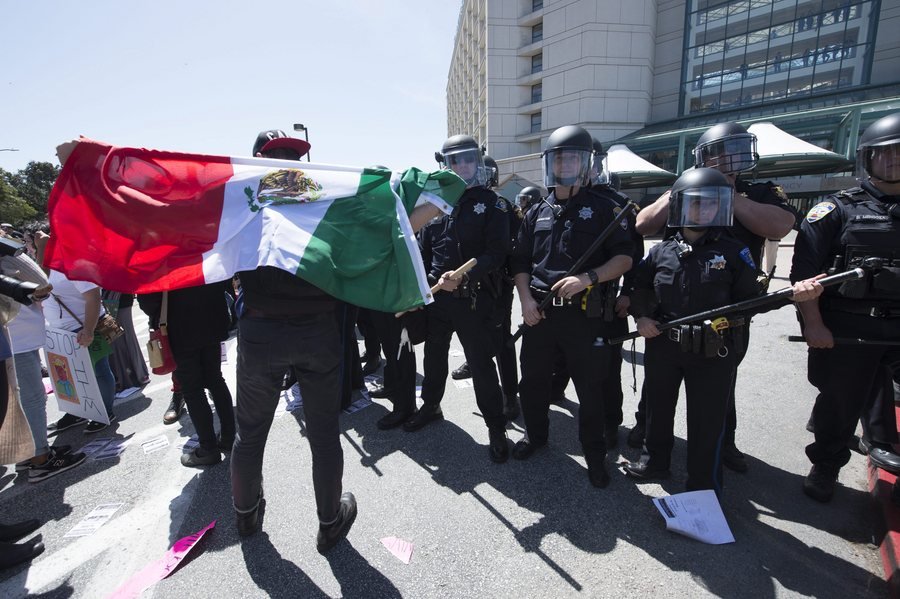 Νέες διαδηλώσεις και επεισόδια κατά του Τραμπ -Εγιναν 5 συλλήψεις [εικόνες] | iefimerida.gr 2