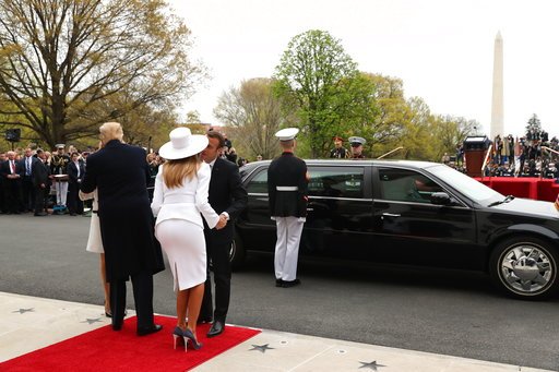 Σόου Τραμπ, άναυδος ο Μακρόν: Τίναξε... πιτυρίδα από το πέτο του Γάλλου προέδρου [εικόνες & βίντεο] | iefimerida.gr 8