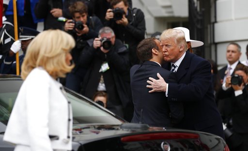 Σόου Τραμπ, άναυδος ο Μακρόν: Τίναξε... πιτυρίδα από το πέτο του Γάλλου προέδρου [εικόνες & βίντεο] | iefimerida.gr 7