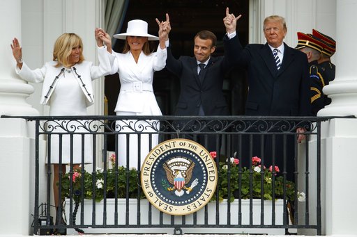 Σόου Τραμπ, άναυδος ο Μακρόν: Τίναξε... πιτυρίδα από το πέτο του Γάλλου προέδρου [εικόνες & βίντεο] | iefimerida.gr 6