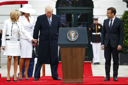 Σόου Τραμπ, άναυδος ο Μακρόν: Τίναξε... πιτυρίδα από το πέτο του Γάλλου προέδρου [εικόνες & βίντεο] | iefimerida.gr 9