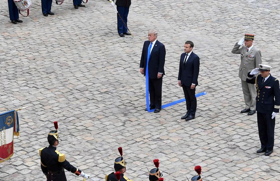 Γκρουπάκι έκανε φώτοσοπ στις γραβάτες του Τραμπ κι έγινε viral [εικόνες]  | iefimerida.gr 0