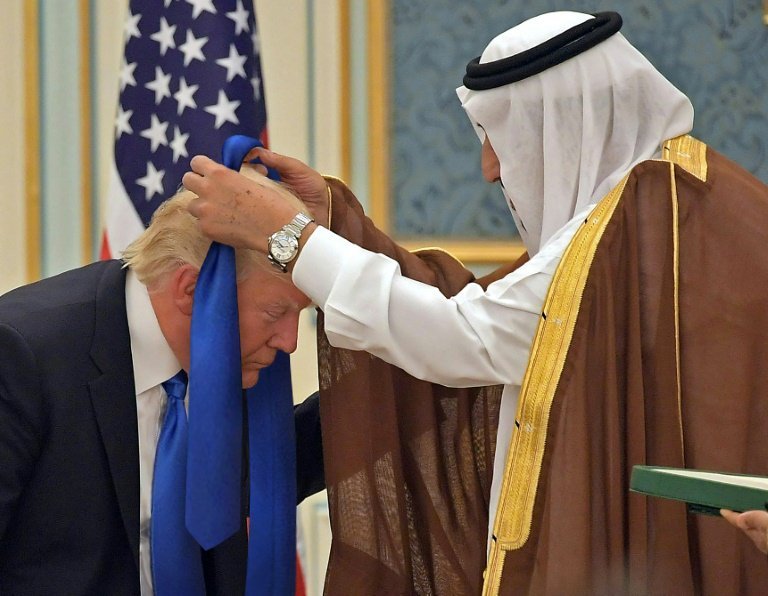 Γκρουπάκι έκανε φώτοσοπ στις γραβάτες του Τραμπ κι έγινε viral [εικόνες]  | iefimerida.gr 8