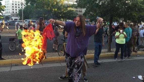 Πρωτοφανή επεισόδια σε ομιλία του Τραμπ - Πυροβολισμοί από διαδηλωτές [εικόνες & βίντεο] | iefimerida.gr 1