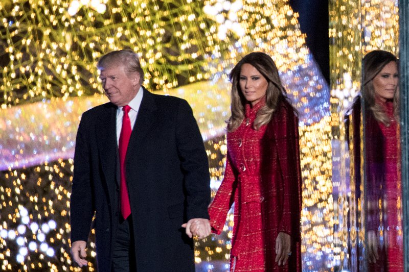 Μπροστά σε δεκάδες άδειες θέσεις άναψε ο Τραμπ το Χριστουγεννιάτικο δέντρο στην Ουάσινγκτον [εικόνες] | iefimerida.gr 1