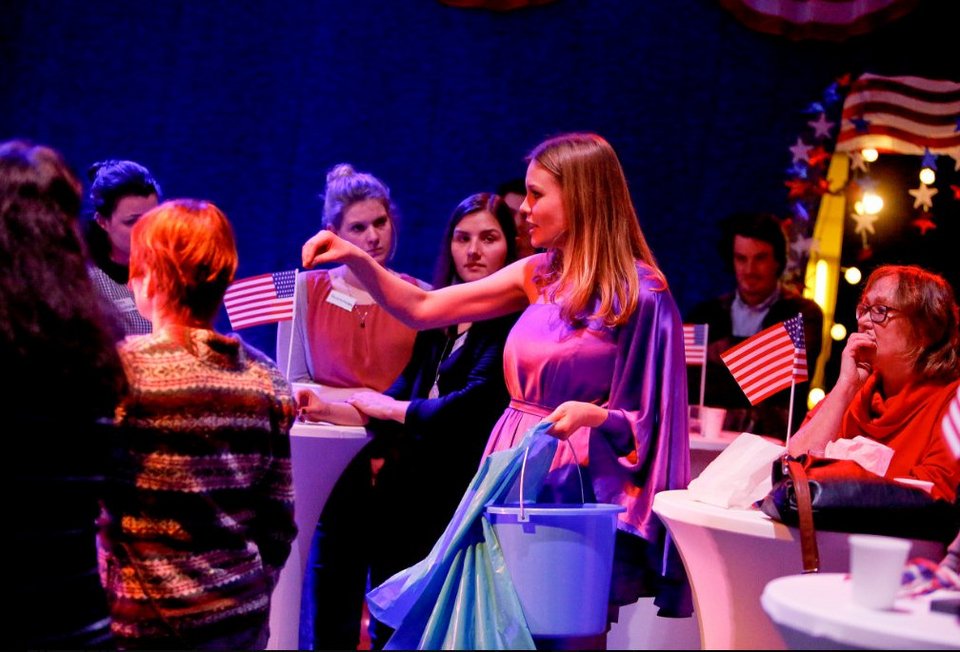 Κρατικό Θέατρο στη Γερμανία παρουσιάζει παράσταση με ήρωα τον Τραμπ [εικόνες]  | iefimerida.gr 3