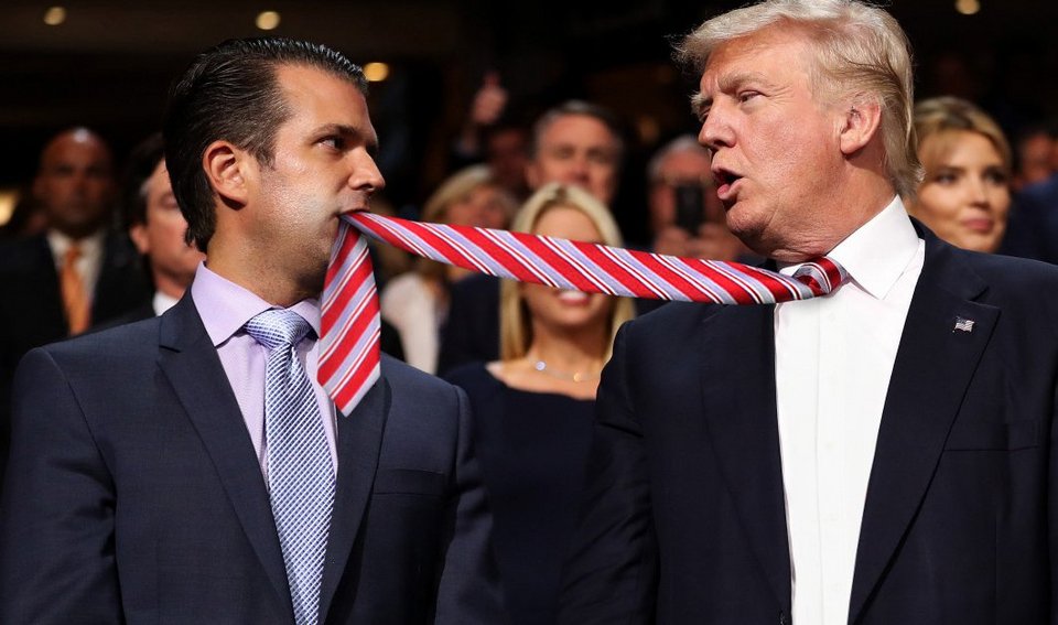 Γκρουπάκι έκανε φώτοσοπ στις γραβάτες του Τραμπ κι έγινε viral [εικόνες]  | iefimerida.gr 1