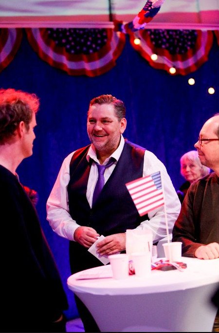 Κρατικό Θέατρο στη Γερμανία παρουσιάζει παράσταση με ήρωα τον Τραμπ [εικόνες]  | iefimerida.gr 1