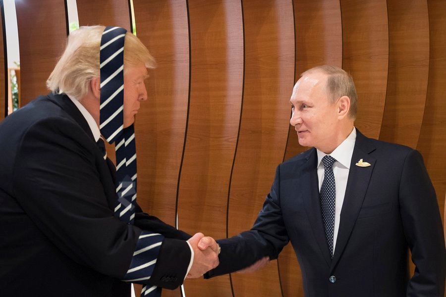 Γκρουπάκι έκανε φώτοσοπ στις γραβάτες του Τραμπ κι έγινε viral [εικόνες]  | iefimerida.gr 2