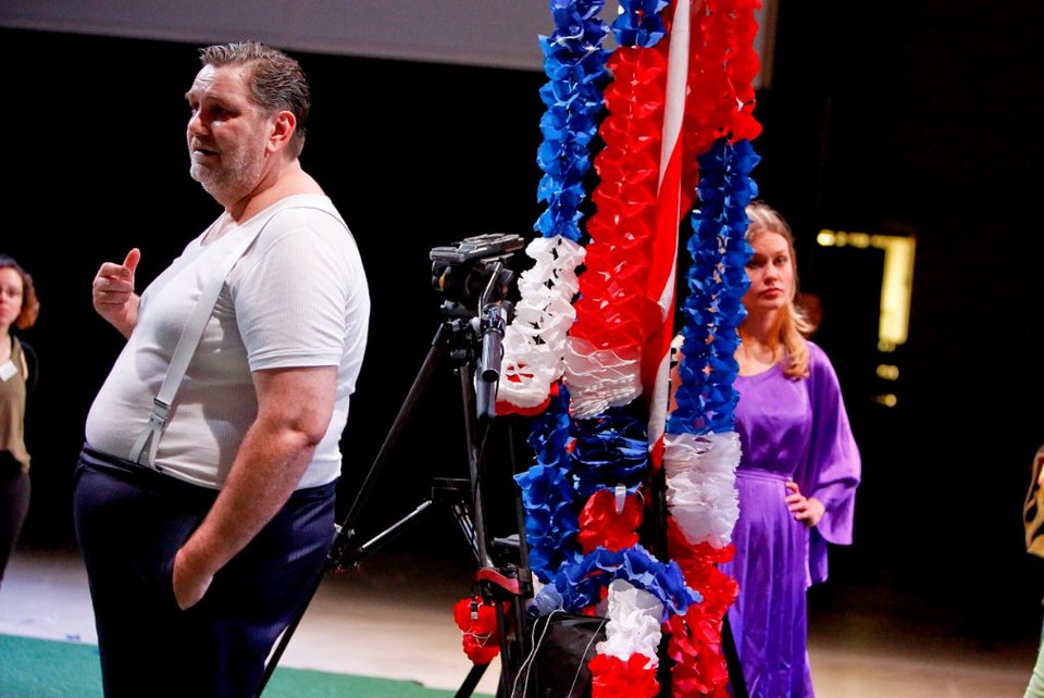 Κρατικό Θέατρο στη Γερμανία παρουσιάζει παράσταση με ήρωα τον Τραμπ [εικόνες]  | iefimerida.gr 4