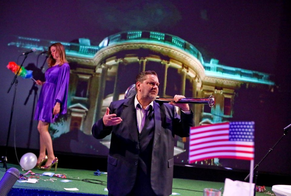 Κρατικό Θέατρο στη Γερμανία παρουσιάζει παράσταση με ήρωα τον Τραμπ [εικόνες]  | iefimerida.gr 2