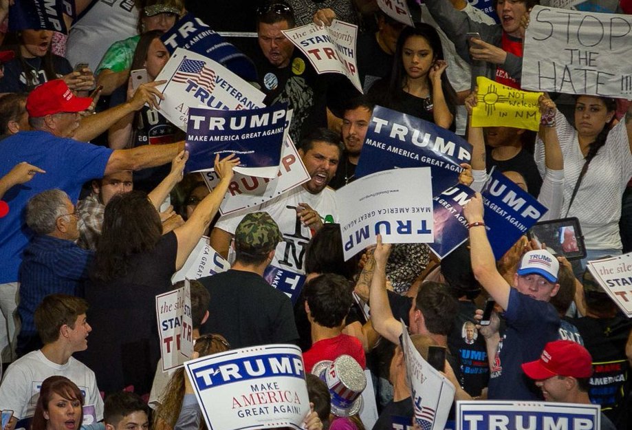 Πρωτοφανή επεισόδια σε ομιλία του Τραμπ - Πυροβολισμοί από διαδηλωτές [εικόνες & βίντεο] | iefimerida.gr 2