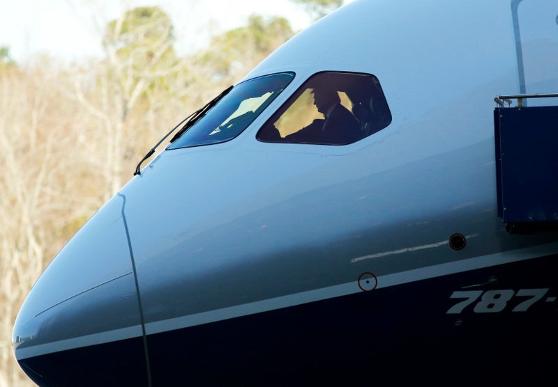 Ο Τραμπ στο κόκπιτ ενός Boeing 787 [εικόνα] | iefimerida.gr 0