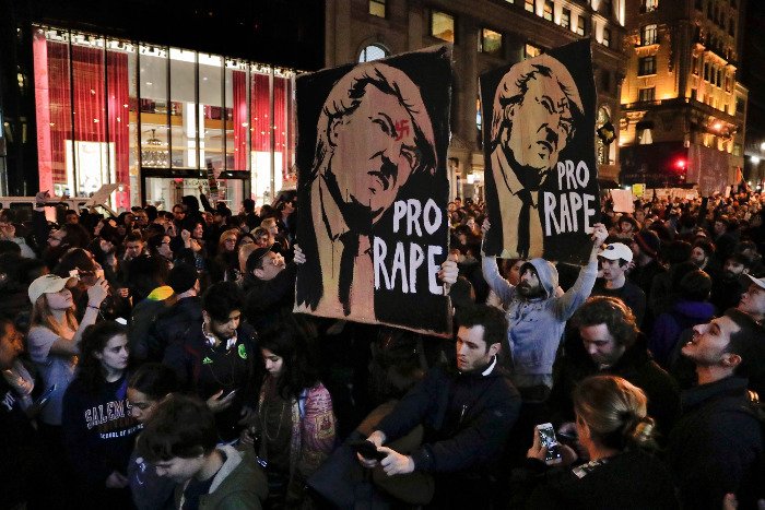 2η ημέρα επεισοδίων σε πόλεις των ΗΠΑ κατά της εκλογής Τραμπ [εικόνες] | iefimerida.gr 1