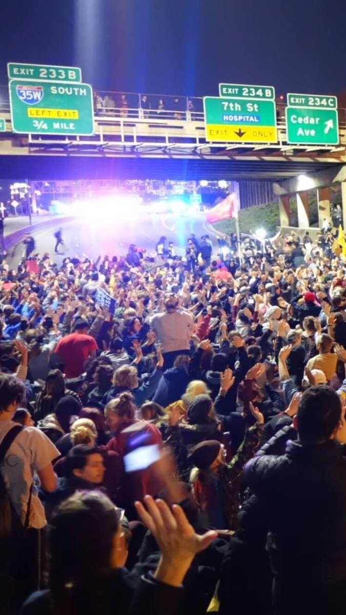 Διαδηλώσεις στην Ουάσιγκτον κατά του Τραμπ: «Δεν είσαι πρόεδρός μας» [εικόνες & βίντεο]  | iefimerida.gr 1