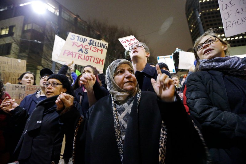 #muslimBan: Χιλιάδες στους δρόμους κατά του διατάγματος Τραμπ σε ΗΠΑ-Βρετανία [εικόνες] | iefimerida.gr 12