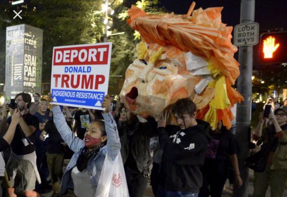 Διαδηλώσεις στην Ουάσιγκτον κατά του Τραμπ: «Δεν είσαι πρόεδρός μας» [εικόνες & βίντεο]  | iefimerida.gr 0