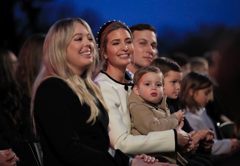 Μπροστά σε δεκάδες άδειες θέσεις άναψε ο Τραμπ το Χριστουγεννιάτικο δέντρο στην Ουάσινγκτον [εικόνες] | iefimerida.gr 2