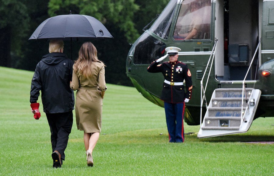 Στο Τέξας ο Ντόναλντ Τραμπ -Πάλι με τακούνια η Μελάνια [εικόνες] | iefimerida.gr 2