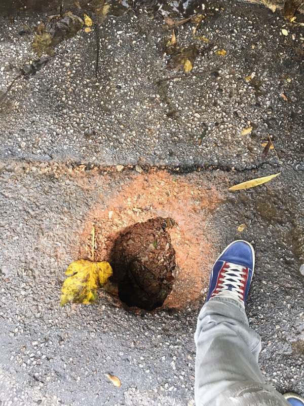 Μεγάλη τρύπα σε δρόμο της Αθήνας -Επικίνδυνη για πεζούς και ΙΧ [εικόνες] | iefimerida.gr 0