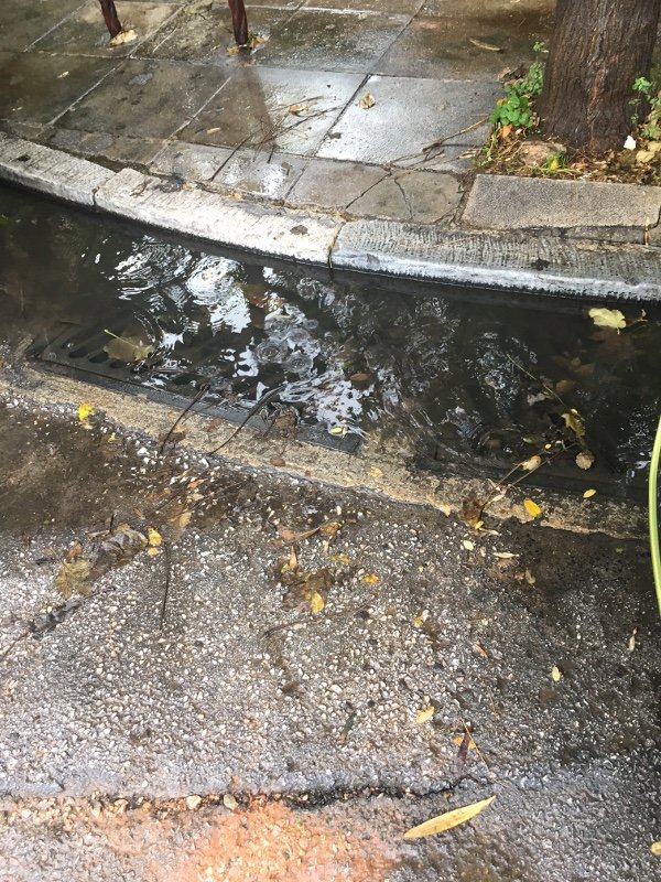 Μεγάλη τρύπα σε δρόμο της Αθήνας -Επικίνδυνη για πεζούς και ΙΧ [εικόνες] | iefimerida.gr 2