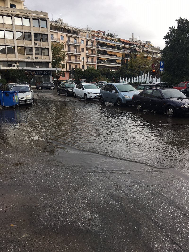 Μεγάλη τρύπα σε δρόμο της Αθήνας -Επικίνδυνη για πεζούς και ΙΧ [εικόνες] | iefimerida.gr 3