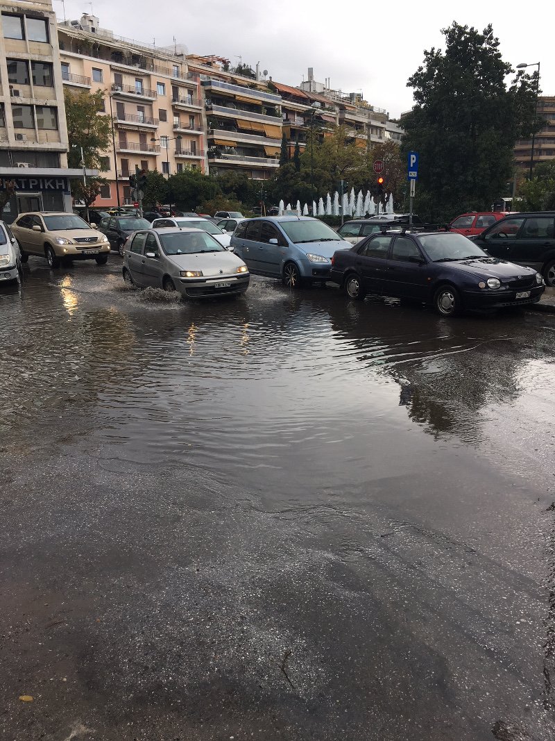 Μεγάλη τρύπα σε δρόμο της Αθήνας -Επικίνδυνη για πεζούς και ΙΧ [εικόνες] | iefimerida.gr 4