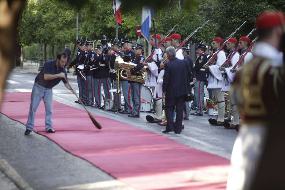 Κόκκινα χαλιά και αμέτρητοι τσολιάδες περιμένουν τον Ολάντ στο προεδρικό [εικόνες] | iefimerida.gr 6
