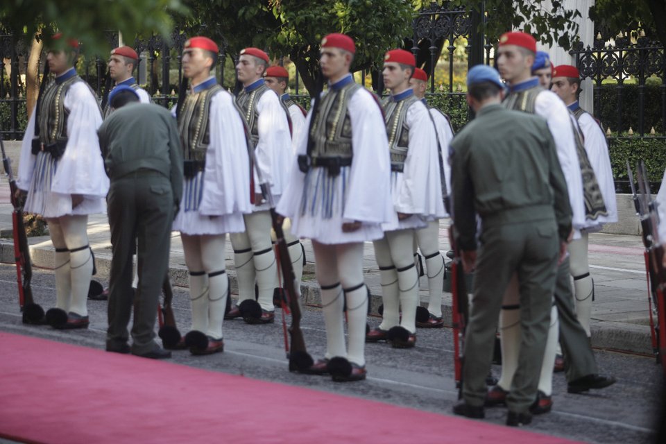 Κόκκινα χαλιά και αμέτρητοι τσολιάδες περιμένουν τον Ολάντ στο προεδρικό [εικόνες] | iefimerida.gr 8