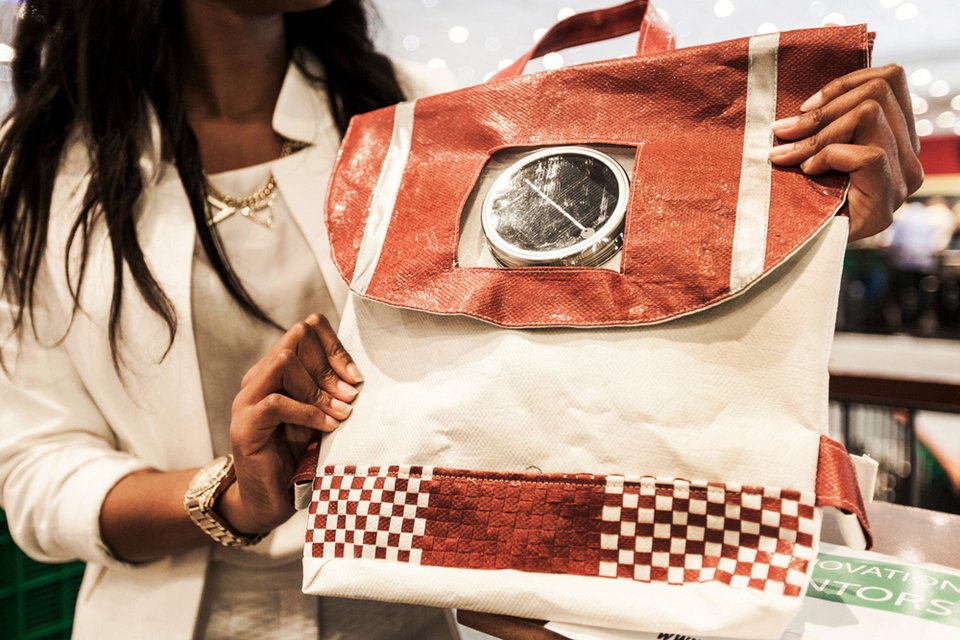 Ηλιακή τσάντα που γίνεται φωτιστικό - Βοηθά τα παιδιά να διαβάζουν τα μαθήματα [εικόνες] | iefimerida.gr 2