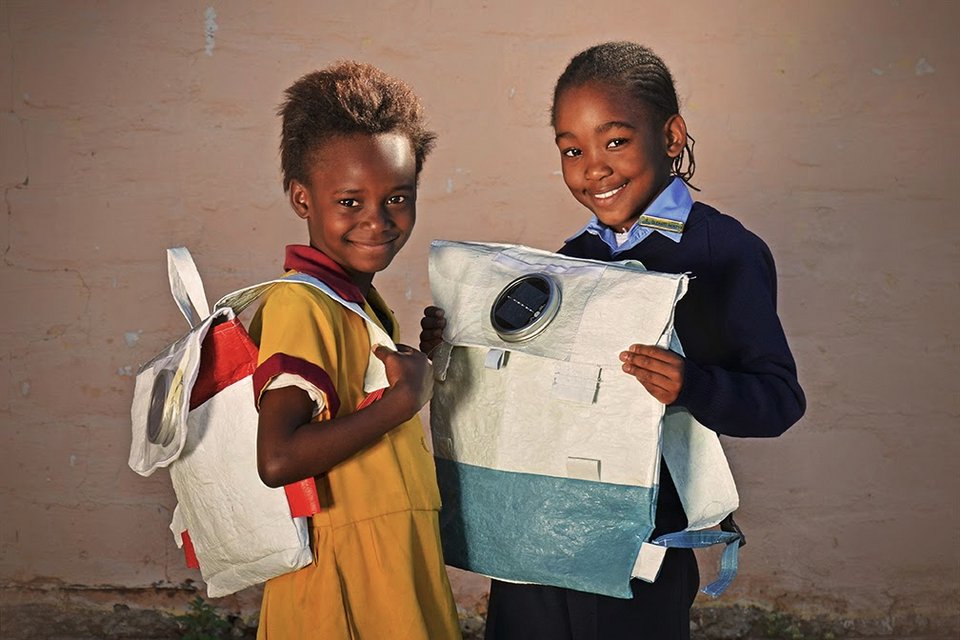 Ηλιακή τσάντα που γίνεται φωτιστικό - Βοηθά τα παιδιά να διαβάζουν τα μαθήματα [εικόνες] | iefimerida.gr 0