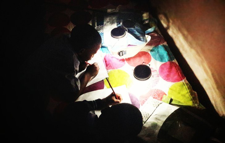 Ηλιακή τσάντα που γίνεται φωτιστικό - Βοηθά τα παιδιά να διαβάζουν τα μαθήματα [εικόνες] | iefimerida.gr 3