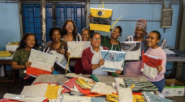 Ηλιακή τσάντα που γίνεται φωτιστικό - Βοηθά τα παιδιά να διαβάζουν τα μαθήματα [εικόνες] | iefimerida.gr 4