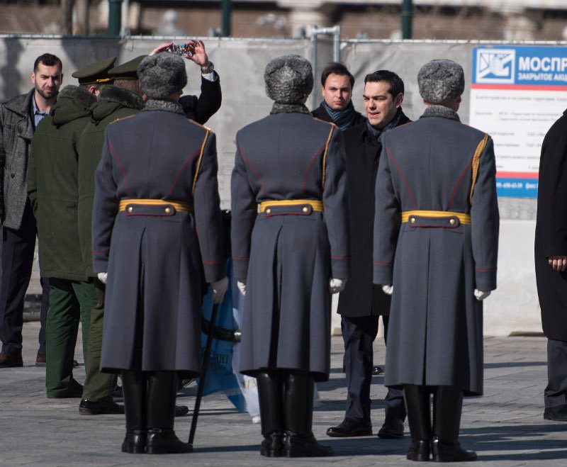 Ο Αλέξης Τσίπρας καταθέτει στεφάνι στο Μνημείο της Αιώνιας Φλόγας στη Μόσχα [εικόνες & βίντεο] | iefimerida.gr 0
