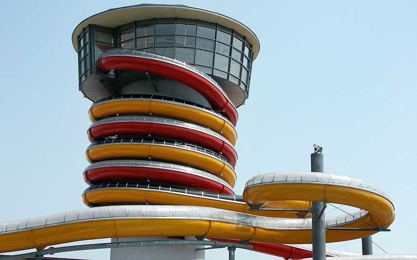 Βουτιές για... τολμηρά παιδιά - Οι πιο εντυπωσιακές νεροτσουλήθρες του κόσμου [εικόνες] | iefimerida.gr 0