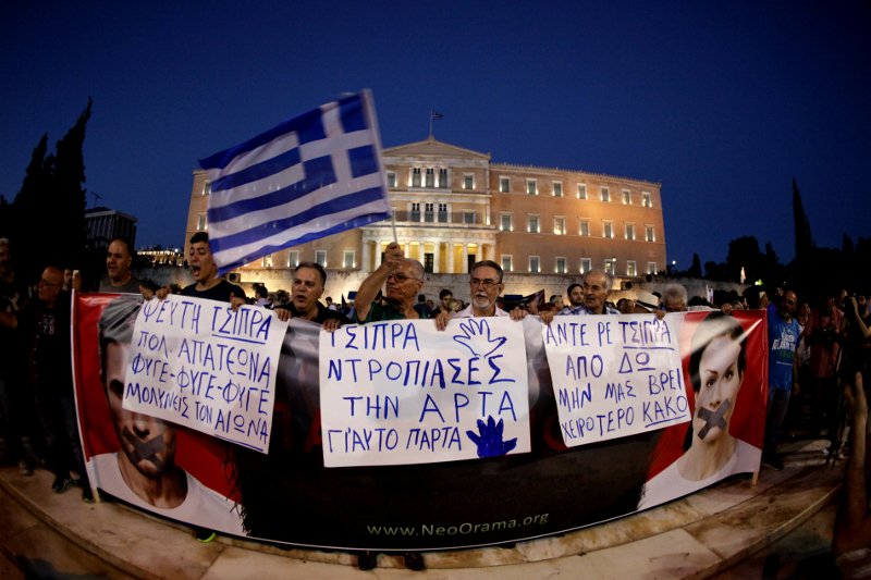 Στο Σύνταγμα οι «Παραιτηθείτε» διαδήλωσαν κατά της κυβέρνησης: «Φύγετε, μας εξαπατήσατε» [εικόνες] | iefimerida.gr 2