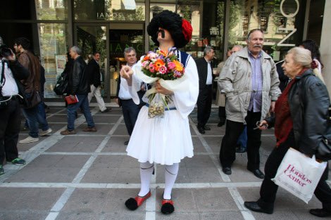 Ο τσολιάς δίνει λουλούδια και ελιές στον Παπανδρέου: «Πάρτα για να σκάσει ο Βενιζέλος» [εικόνες] | iefimerida.gr 0