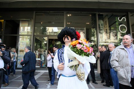 Ο τσολιάς δίνει λουλούδια και ελιές στον Παπανδρέου: «Πάρτα για να σκάσει ο Βενιζέλος» [εικόνες] | iefimerida.gr 1