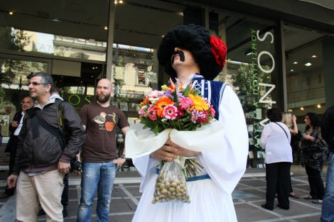 Ο τσολιάς δίνει λουλούδια και ελιές στον Παπανδρέου: «Πάρτα για να σκάσει ο Βενιζέλος» [εικόνες] | iefimerida.gr 3