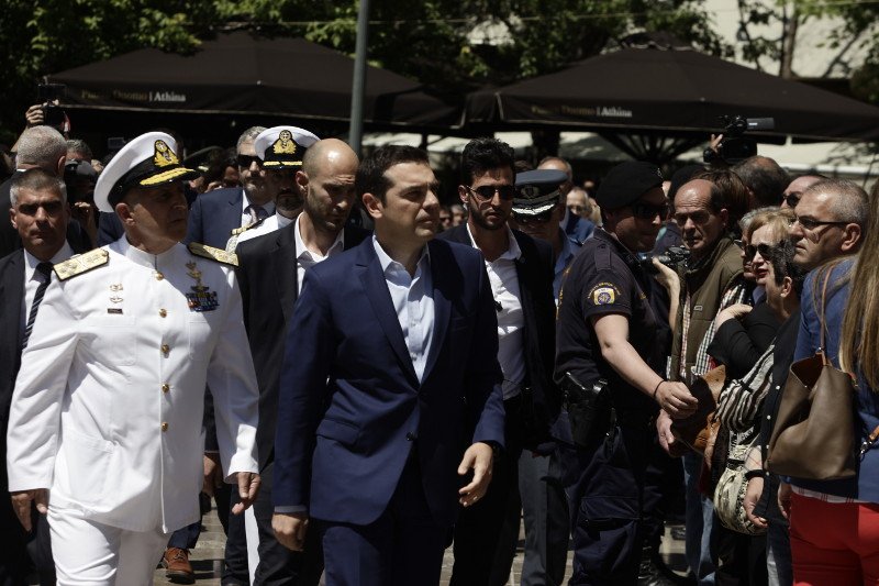 Απαράδεκτο: Γιούχαραν τον Αλέξη Τσίπρα στην κηδεία του Κωνσταντίνου Μητσοτάκη [εικόνες &amp; βίντεο] | iefimerida.gr 1