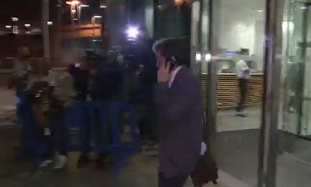 Ο Τσακαλώτος αποχώρησε από το Eurogroup με το κινητό κολλημένο στο αυτί [εικόνες] | iefimerida.gr 0