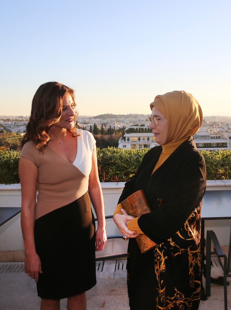 Το φιλικό τσάι της Περιστέρας με την Εμινέ Ερντογάν -Κοντομάνικο και μαντίλα [εικόνες] | iefimerida.gr 0