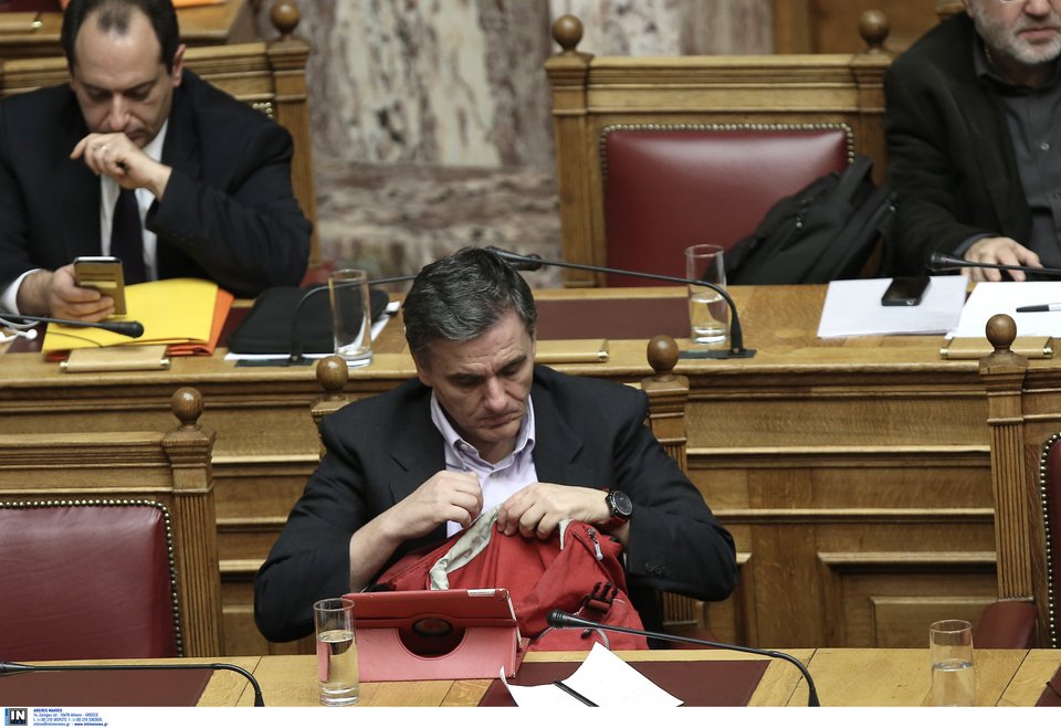 Με χακί τσάντα «ταχυδρόμου» ο Τσακαλώτος στο Eurogroup -Αφησε το κόκκινο σακίδιο της Βουλής [εικόνες] | iefimerida.gr 4