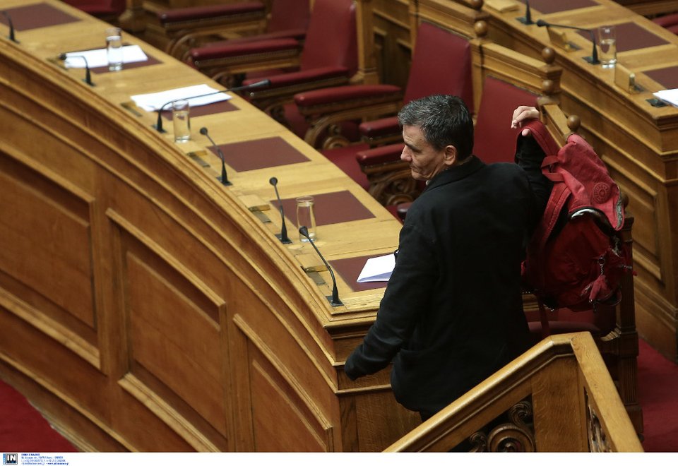 Με χακί τσάντα «ταχυδρόμου» ο Τσακαλώτος στο Eurogroup -Αφησε το κόκκινο σακίδιο της Βουλής [εικόνες] | iefimerida.gr 5