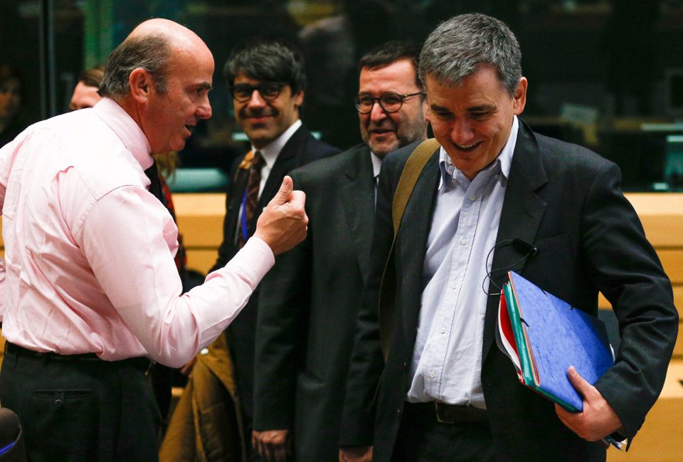 Με χακί τσάντα «ταχυδρόμου» ο Τσακαλώτος στο Eurogroup -Αφησε το κόκκινο σακίδιο της Βουλής [εικόνες] | iefimerida.gr 1