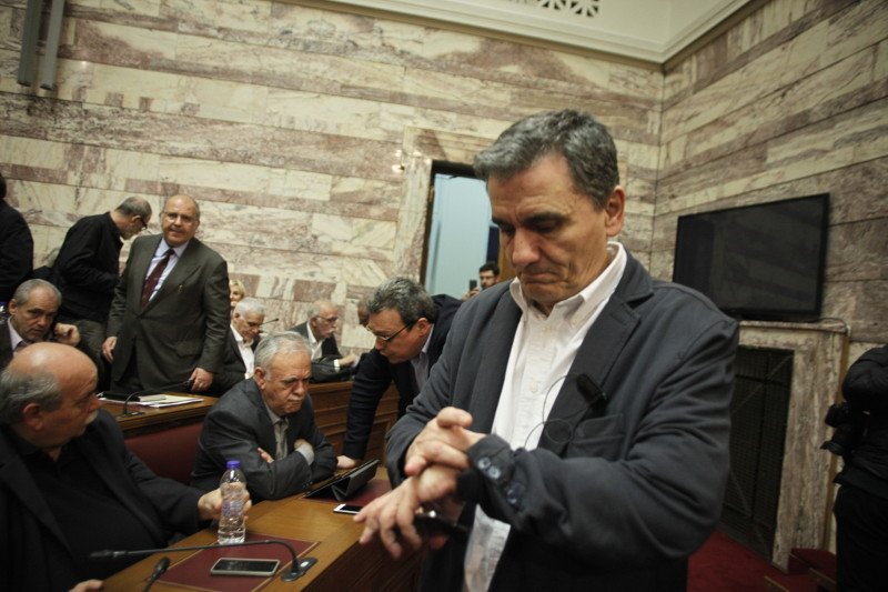 Η «έρευνα» στην τσάντα του Τσακαλώτου και το βιβλίο με... μήνυμα του Κατρούγκαλου [εικόνες] | iefimerida.gr 2